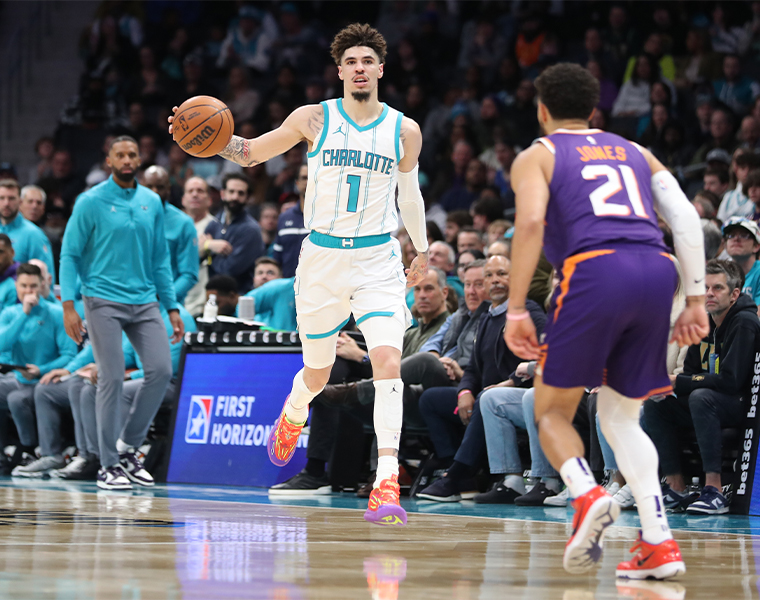 Charlotte Stops Suns, Skid With Big Home Win